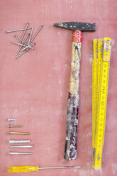 Gebrauchte Werkzeuge, Nägel und Schrauben auf rosa Boden - CMF00639