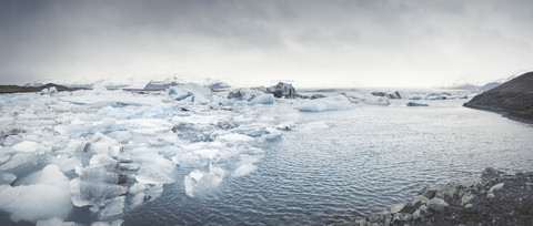 Island, Panoramablick auf Joekulsarlon, Lagune eines Gletscherflusses, lizenzfreies Stockfoto