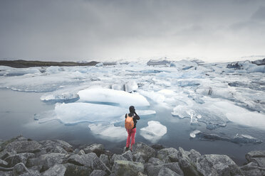 Island, Ansicht von Joekulsarlon, Gletscherflusslagune mit einem Mann im Vordergrund - EPF00322