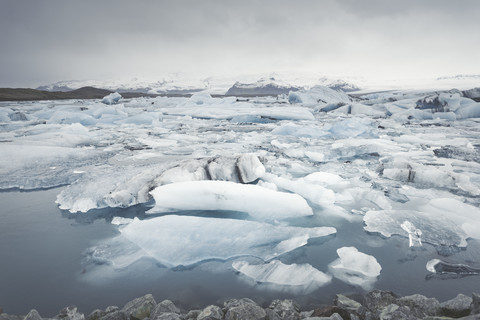 Island, Blick auf Joekulsarlon, Lagune eines Gletscherflusses, lizenzfreies Stockfoto