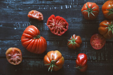 Ochsenherz-Tomaten auf schwarzem Holz - RTBF00662