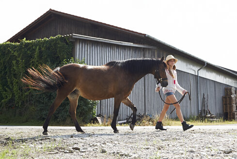 Mädchen mit Pferd auf dem Bauernhof - FSF00784