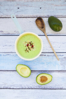 Topf mit Avocado-Gurken-Suppe, garniert mit Sprossen - LVF05857