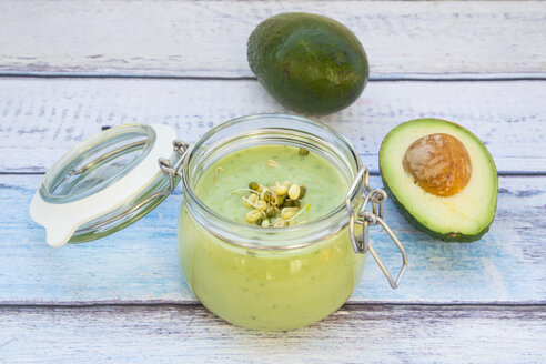 Einmachglas mit Avocado-Gurken-Suppe, garniert mit Sprossen - LVF05861