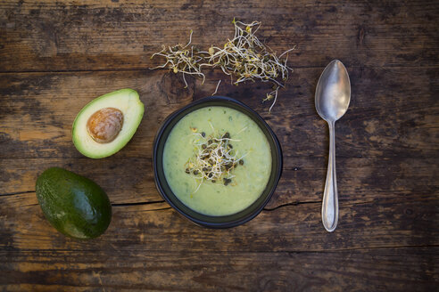 Schale mit Avocado-Gurken-Suppe, garniert mit Sprossen - LVF05863