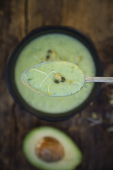 Löffel Avocado-Gurkensuppe und Sprossen - LVF05865