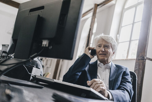 Älterer Geschäftsmann am Telefon in seinem Büro - KNSF01008