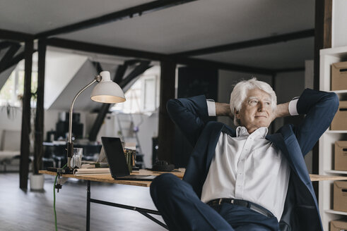 Älterer Geschäftsmann entspannt sich in seinem Büro - KNSF01018