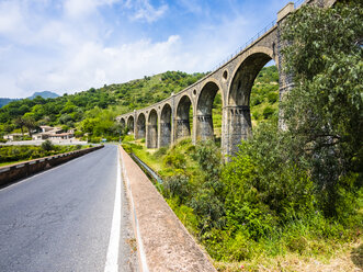 Italien, Sizilien, San Cataldo, historische Eisenbahnbrücke - AMF05266