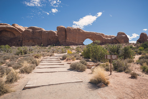 USA, Utah, Arches-Nationalpark, Wanderweg North Arch, lizenzfreies Stockfoto