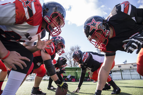 American-Football-Spieler an der Line of Scrimmage während eines Spiels - ABZF01896