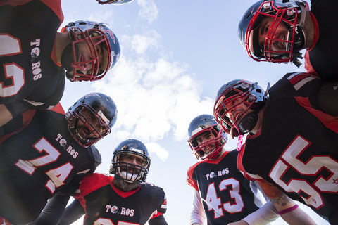 American-Football-Spieler in einem Huddle, lizenzfreies Stockfoto