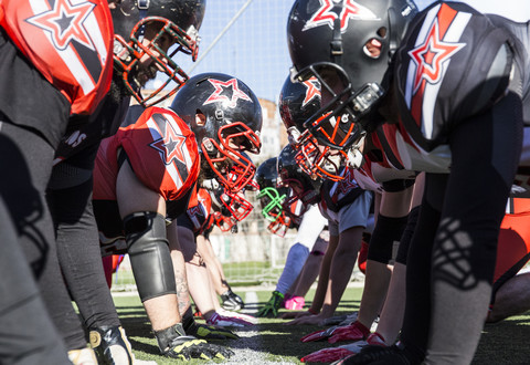 American-Football-Spieler an der Line of Scrimmage während eines Spiels, lizenzfreies Stockfoto