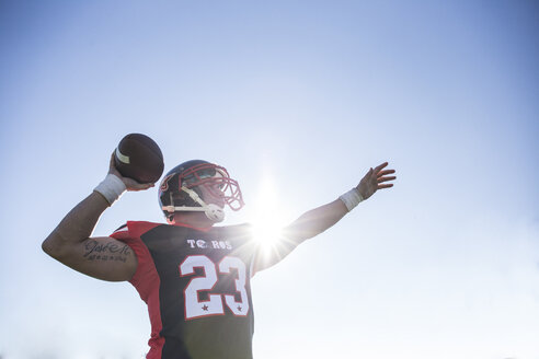 American-Football-Spieler, der den Ball während eines Spiels wirft - ABZF01927