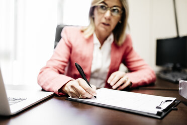 Geschäftsfrauen arbeiten an einem Dokument im Büro - JRFF01183