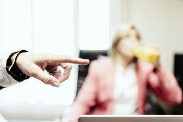 Hand der Geschäftsfrau, die im Büro zeigt - JRFF01193