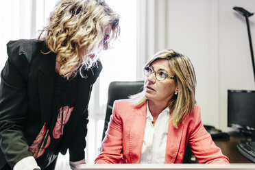 Zwei Geschäftsfrauen arbeiten im Büro zusammen - JRFF01194
