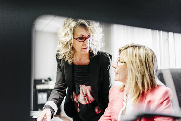 Zwei Geschäftsfrauen arbeiten im Büro zusammen - JRFF01195