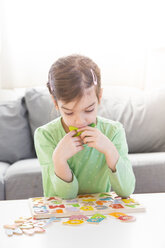 Kleines Mädchen lernt das Alphabet mit Holzbuchstaben zu Hause - LVF05871