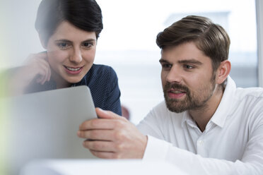 Colleagues in office sharing tablet - FKF02148