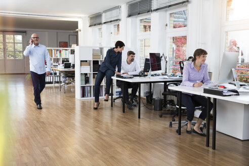 Geschäftsleute im Büro - FKF02189