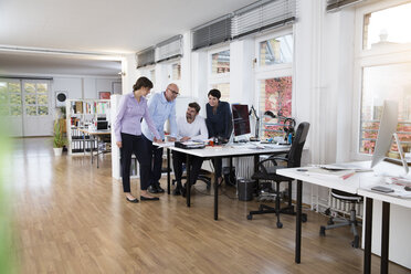 Kollegen arbeiten gemeinsam am Schreibtisch im Büro - FKF02190
