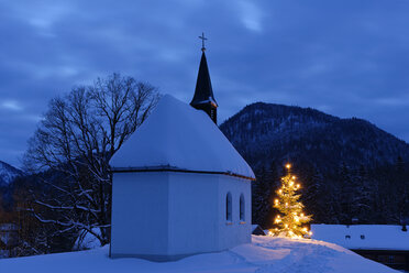 Deutschland, Lenggries, Kapelle und beleuchteter Weihnachtsbaum - LBF01553