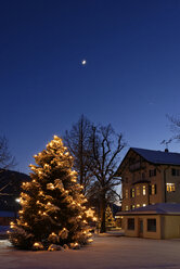 Deutschland, Bad heilbrunn, beleuchteter weihnachtsbaum vor dem rathaus bei nacht - LBF01554