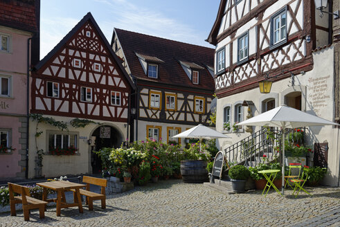 Germany, Zeil am Main, half-timbered houses at market square - LB01560