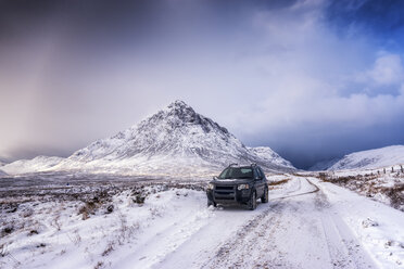 UK, Schottland, Glencoe, Buachaille Etive Mor, Fahrzeug mit Allradantrieb im Winter - SMAF00667