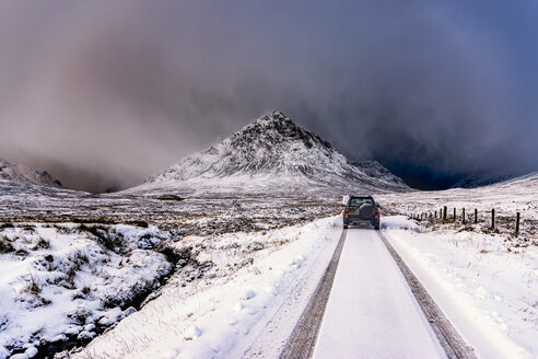 UK, Schottland, Glencoe, Buachaille Etive Mor, Fahrzeug mit Allradantrieb im Winter - SMAF00668