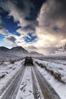 UK, Schottland, Glen Etive, Fahrzeug mit Allradantrieb im Winter - SMAF00671