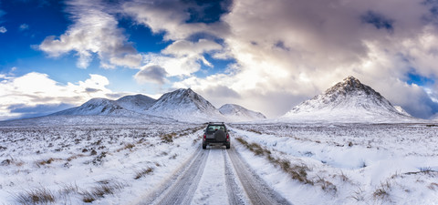 UK, Schottland, Glen Etive, Fahrzeug mit Allradantrieb im Winter, lizenzfreies Stockfoto