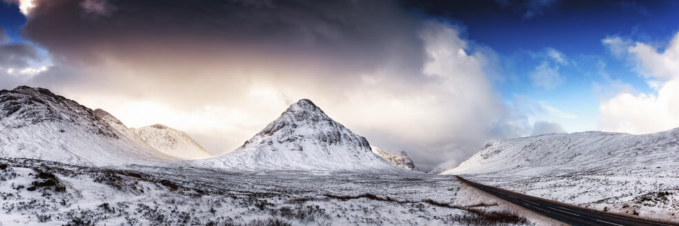 UK, Schottland, Glencoe, A92 Straße im Winter - SMAF00674