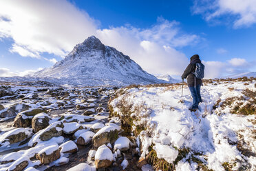 Großbritannien, Schottland, Glencoe, Buachaille Etive Mor, Spaziergängerin - SMAF00678