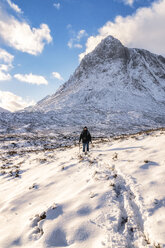 Großbritannien, Schottland, Glencoe, Buachaille Etive Mor, Spaziergängerin - SMAF00680