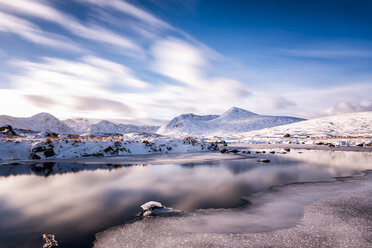 UK, Schottland, Rannoch Moor, Loch Ba und Black Mount Mountain Range im Winter - SMAF00682