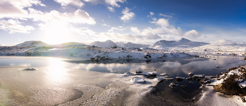 UK, Schottland, Rannoch Moor, Loch Ba und Black Mount Mountain Range im Winter, lizenzfreies Stockfoto