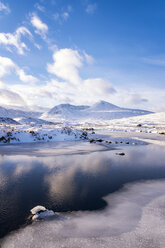 UK, Schottland, Rannoch Moor, Loch Ba und Black Mount Mountain Range im Winter - SMAF00684