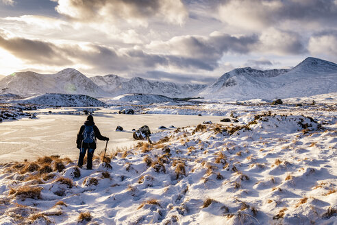 Großbritannien, Schottland, Rannoch Moor, Loch Ba und Black Mount Mountain Range, Spaziergängerin - SMAF00686