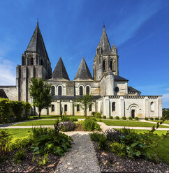 Frankreich, Loches, Blick auf die Collegiale Saint-Ours im Schloss Loches - AM05269