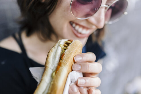 Lächelnde Frau mit Hot Dog, Nahaufnahme - GIOF01870