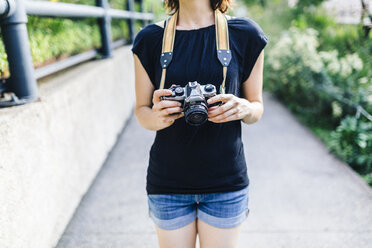 Frau mit Kamera im Sommer, Teilansicht - GIOF01881