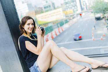 USA, New York City, lächelnde Frau mit Kamera auf der High Line in Manhattan - GIOF01885