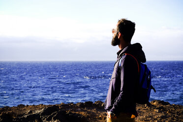 Manwith backpack looking at the sea - SIPF01407