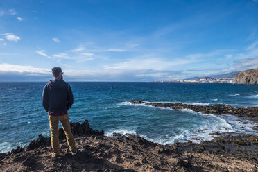 Spanien, Teneriffa, Rückenansicht eines Mannes mit Blick auf das Meer - SIPF01409