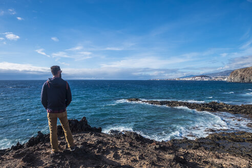 Spanien, Teneriffa, Rückenansicht eines Mannes mit Blick auf das Meer - SIPF01409