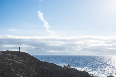 Spanien, Teneriffa, Silhouette eines Mannes mit Blick auf das Meer - SIPF01419