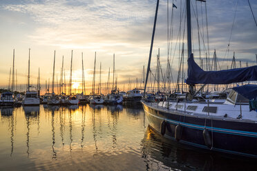 Deutschland, Kuehlungsborn, Yachthafen bei Sonnenaufgang - PUF00588