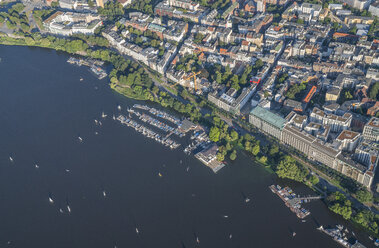 Deutschland, Hamburg, Luftaufnahme der Außenalster mit Yachthafen - PVCF00970